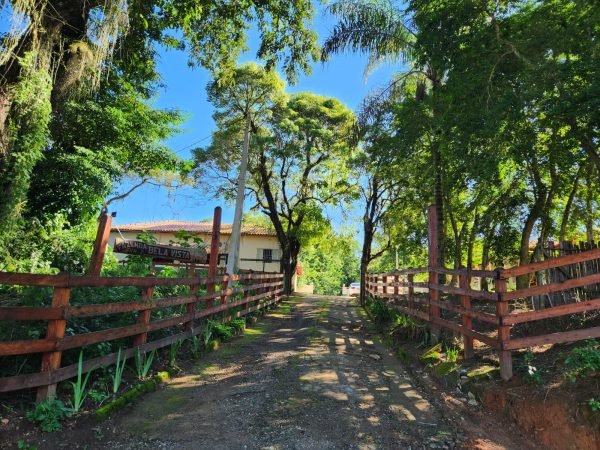CASA DE CAMPO COM PISCINA – ASFALTO  – 8 MINUTOS DA CANÇÃO NOVA