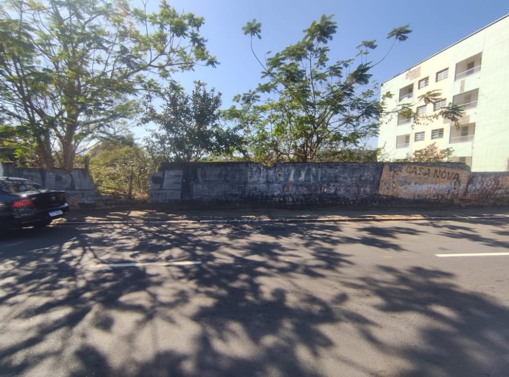 IMPERDÍVEL!!!  TERRENO COM 1000m² – NA SARAH KUBITSCHEK – NEGOCIÁVEL