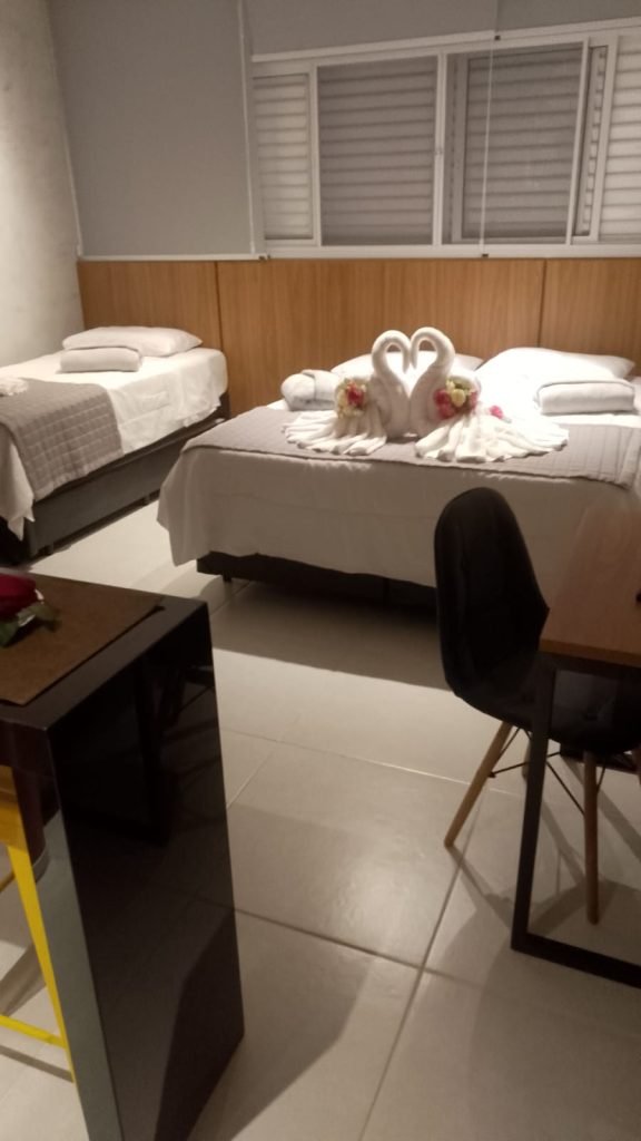 “Apto Premium no Condomínio da Fé: Wi-Fi Gratuito e Vaga Privativa a 3 Minutos a Pé da Canção Nova!”