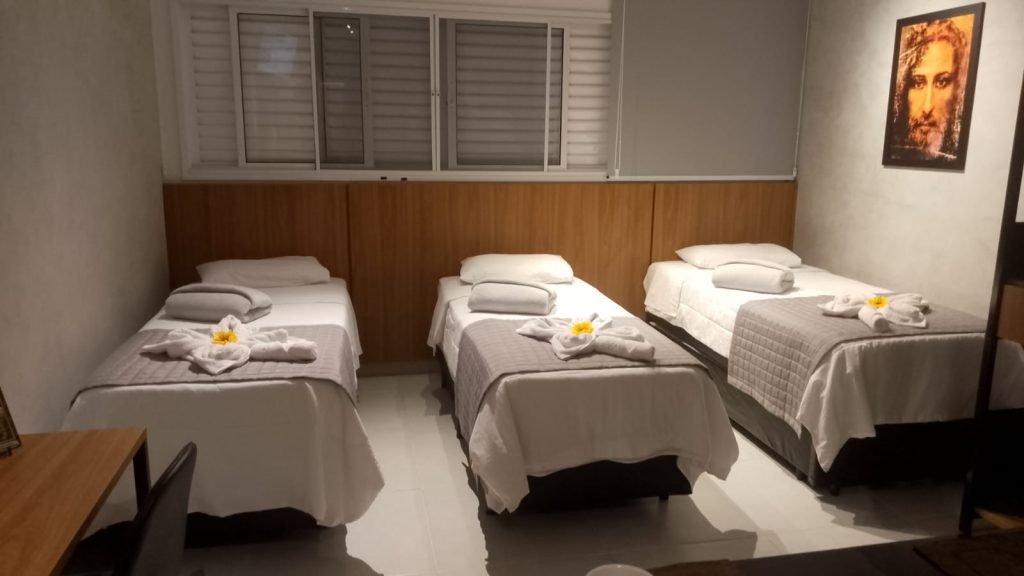 Apto Premium no Condomínio da Fé: Wi-Fi Gratuito e Vaga Privativa a 3 Minutos a Pé da Canção Nova